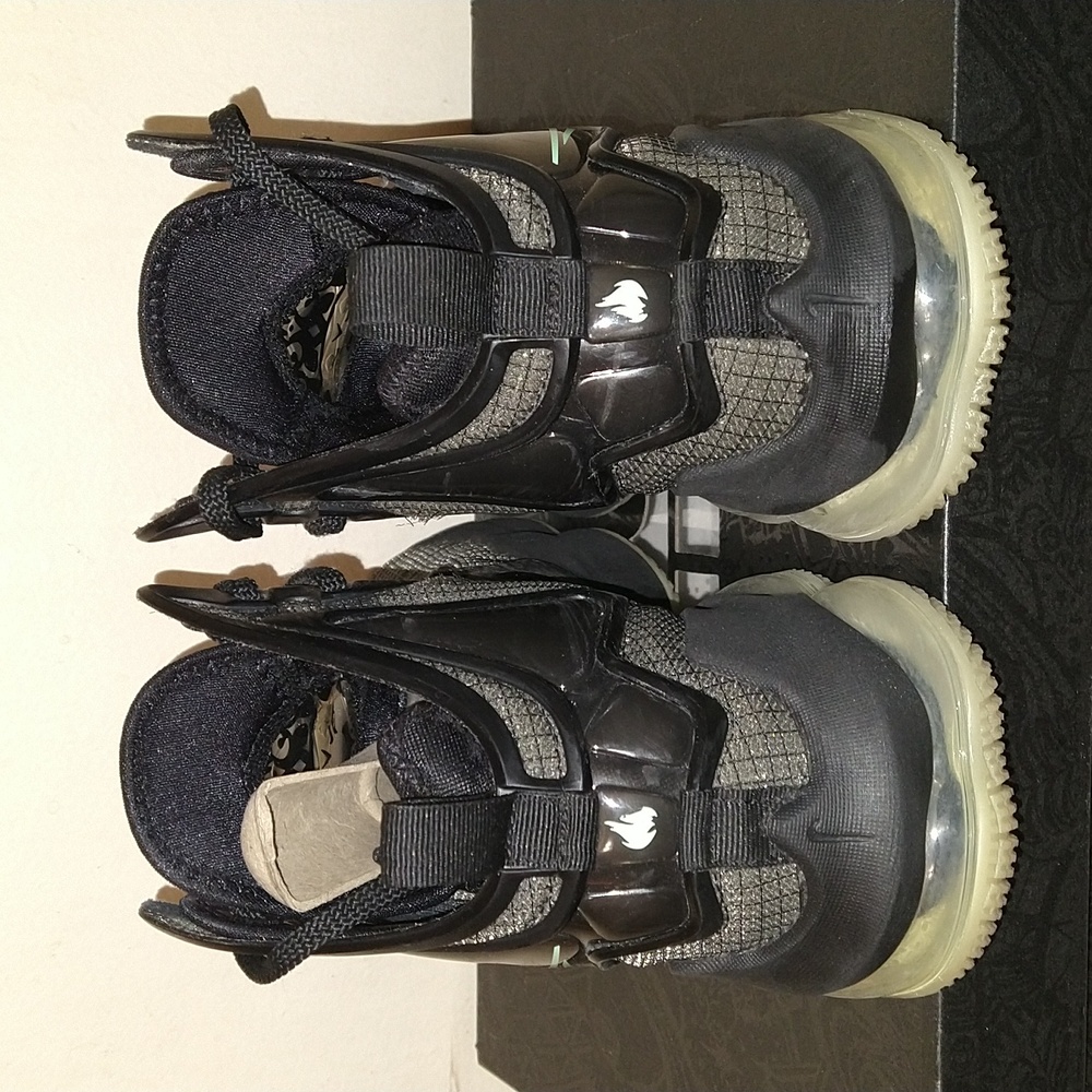LeBron XIX Black Anthracite Sneakers (GS) 2021 - Picture 3 of 8